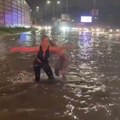 I to se sinoć desilo: Devojke zaplivale poplavljenom beogradskom ulicom (VIDEO)