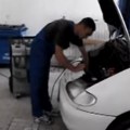 Vic dana Piroćanac ulazi u auto servis i pita...