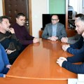 Delegacija Srpske liste posetila osnovnu školu "Kralj Milutin" u Gračanici, opština donirala školski inventar