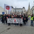 FOTO: Srednjoškolci idu do Saobraćajne škole da podrže đake