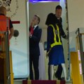 VIDEO: Makrona supruga gurala u Vijetnamu, on tvrdi da su se šalili