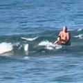 Raža se pojavila na metar od obale, ali umesto da beže svi su prestravljeno gledali u oca i sina koji su bili u vodi: "Šta…