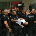 Ko stoji iza privatnog obezbeđenja ispred PKS-a? Vlasnik „Soko grupa“ biznismen blizak SNS-u, njegova firma čuva sve – od…