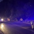 Za dlaku izbegnuta tragedija: Survale se stene na put ka Guči (video)