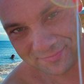Pevač ima biznis u Grčkoj: Leto provodi na moru, ubacio stolicu u plićak pa pokazao kako uživa! Jede samo ovo