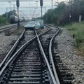 Automobil sleteo na prugu u železničkoj stanici Golubinci