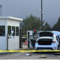 Vozač autom udario u kapiju FBI zgrade u Pitsburgu i ostavio američku zastavu