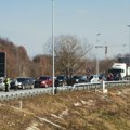 Pakao na auto-putu: Gori kamion u zaustavnoj traci; Potpuna obustava saobraćaja VIDEO