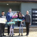 Od grada Šapca za useljenje vaučer od 100,00 dinara: Porodica Lazarević sa Mišara dobila nov dom