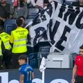 Haos na utakmici Real Madrida: Navijač doneo transparent protiv Pereza, redari ga odmah oteli