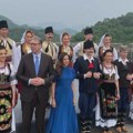Вучић обишао Кинески зид са ансамблом Коло, има трему пред сусрет са Си Ђинпингом