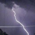 (Video) Noć se pretvorila u dan, munje paraju nebo nad Srbijom! Sručilo se snažno nevreme, lije kao iz kabla, prizor na nebu…
