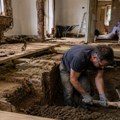 Renovirao kuhinju u kući pa pijukom udario u zemlju: Ono što je pronašao ispod promenilo mu je život zauvek