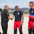 Zvaničnici MUP i ambasador Slovačke obišli vatrogasce koji gase šumske požare u Srbiji