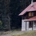 Prvi snimci! Pao prvi sneg na Goliji! Meštani kažu da baš dobro veje, ali se i odmah topi! (video)