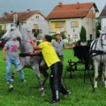 Haos na Fijakerijadi u Bogatiću: Kobila se otrgla kontroli, odbacila čoveka na travu