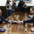 Vučić sa harčenkom u toku je sastanak, ruski ambasador poklonio predsedniku Srbije knjigu „Strogo poverljivo“ (foto)