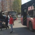 Karambol u Beogradu, sudarili se autobus i putničko vozilo: Prednji deo automobila potpuno smrksan, putnici u šoku gledaju…