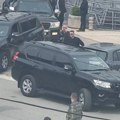 Kurti ispred opštine Zubin Potok Opsadno stanje, duge cevi, džipovi... (foto)