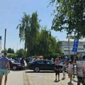 SLIKA DANA: Ogroman red ispred bazena