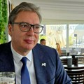 "Čekajući bilateralu s kancelarom" Predsednik Vučić seo da predahne: Pica je onako, a pivo je top (foto)