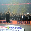 Na sinoćnoj utakmici cela Arena gledala je u jedan transparent: Dve reči koje nose jaku poruku