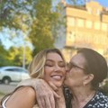 "Blic" u poseti Beranama sa Teom Tairović: Pevačica grli svoju baku: "Svaki raspust je dolazila ovde, kod mene", evo šta je…