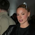 Све се тресло на плажи! Сара Јо се скинула, задњица у првом плану, груди преливају (Фото)