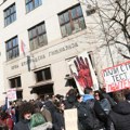 Đaci Prve gimnazije danas bojkotuju nastavu i u znak podrške šetaju do Pete