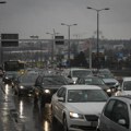 Kako se vozi kada pljušti kiša: Vozači u Srbiji prave 3 greške koje dovode do fatalnih nesreća
