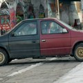 Amerikanac zavario dva prednja kraja automobila i tako se vozi