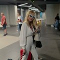(Video) Istakla dekolte, krije se iza naočara za sunce: Ivu Štrljić smo uhvatili na aerodromu: Sama vuče kofer, a evo kako je…