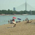 (VIDEO) Visoke temperature i Ada Ciganlija: Suncobrana malo, mnogi posetioci direktno na suncu