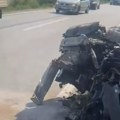 (Video) Preticao kolonu pa naleteo na kamion Žestoka saobraćajka na magistralnom putu Svrljig–Niš, samo udo je spasilo vozača…