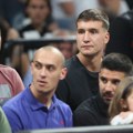 Mitrović bodri svoj Partizan Srpski fudbaler ukrao šou u Areni