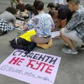 FOTO: Grupa novosadskih studenata okupila se u kampusu pred protest "Srbija protiv nasilja"