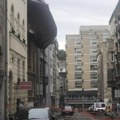 (FOTO) Limeni krov posle oluje završio na susednoj zgradi, građani na Vračaru sami zatvorili ulicu daskama i kontejnerima