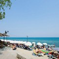 „Pokret peškira“ širi se Grčkom! Meštani proteruju ležaljke sa plaža: Ne želimo da plažu okupiraju suncobrani i…