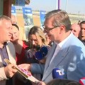 Divni pokloni za Vučića: Azbuka u zlatovezu i specijalna čestitka od najmlađih (Foto)