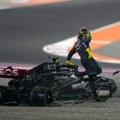 FIA preispituje kaznu za Hamiltona zbog hodanja po stazi u Kataru