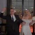 Oženio se Slavko Beleslin: Mlada blista u beloj venčanici sa šlicem do kuka, a voditelj ne može da sakrije koliko je…