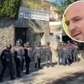 Pogledajte kako je u Barseloni uhapšen kriminalac iz Srbije: Žuti duks, kapuljača, lisice na rukama, okružen policajcima…