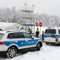 Strašna nesreća zbog "crnog leda" u Nemačkoj, poginulo dete: Školski autobus udario u vozilo, pa u drvo