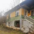 Kuća na placu od 5,5 ari sa podrumom prodaje se za 15.000 evra: Vlasnici nude i ovaj način plaćanja