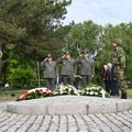 FOTO: Položeni venci na Spomen groblju u Novom Sadu povodom Dan pobede nad fašizmom