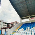 Ljajić na stubu reflektora sa znakom Lige konferencije