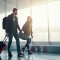 Probali da uštede, pa prošli kao bosi po trnju Izbacili su ih iz aviona, ali to nije bilo sve - put im je baš preseo