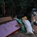 Smeće iz dva sela završava u ulici u Gornjem Matejevcu – kontejner pun, đubre razbacano, kapije blokirane