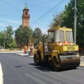 Kružni tok pred završetkom: U Paraćinu počelo finalno asfaltiranje saobraćajnice kod Crkve (foto)
