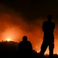 Vatrena stihija guta Krit: Kuće izgorele, ljudi evakuisani čamcima, turisti napustili hotele